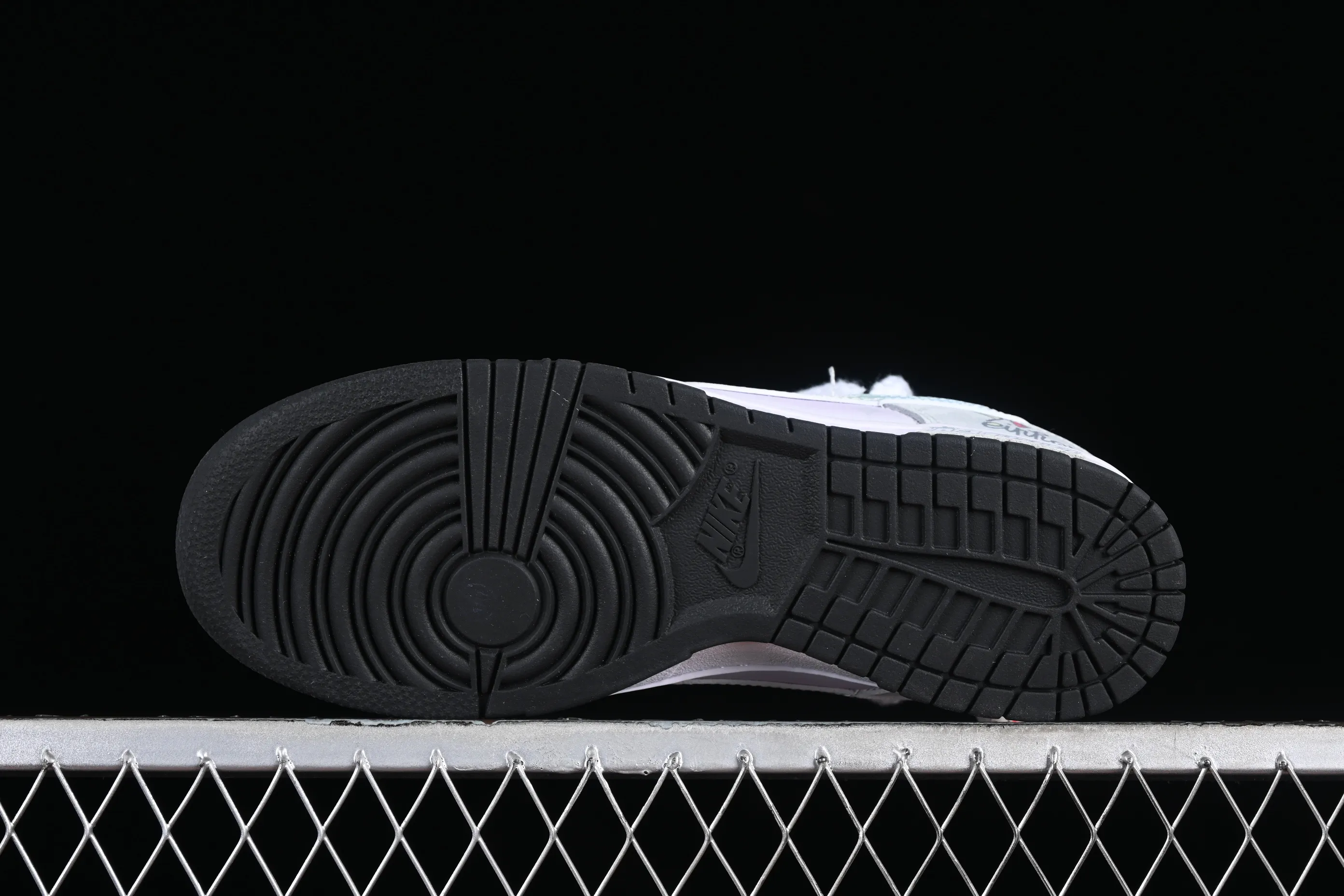 All Categories Nk SB Dunk Series Nk SB Dunk Low Low-top sneakers Nk Dunk Low Customized Da Vinci Xingli Flash Wing Simple black, white and gray SB strap low-top casual sneakers CW1590-100